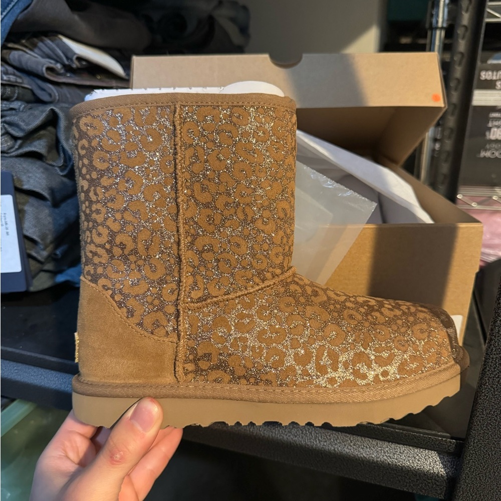 Ugg Leopard Print, Glitter Leopard Classic II Kids Size 5, Women’s 7